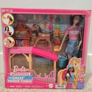 Barbie Toy Stable Playset with Fashion Doll, Small Pony & 10+ Accessories